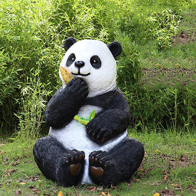 熊猫雕塑-幼儿园公园广场摆放手拿竹笋玻璃钢熊猫雕塑高清图片