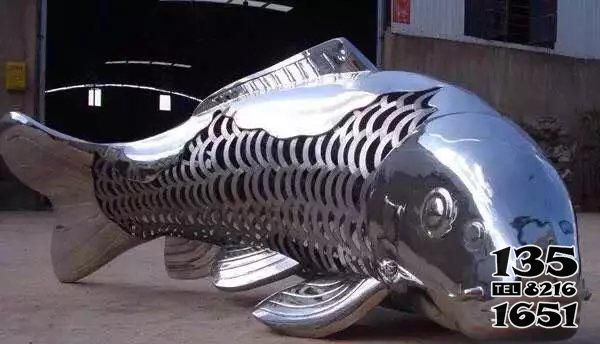 鱼雕塑-海边一只不锈钢镂空大号鱼雕塑高清图片