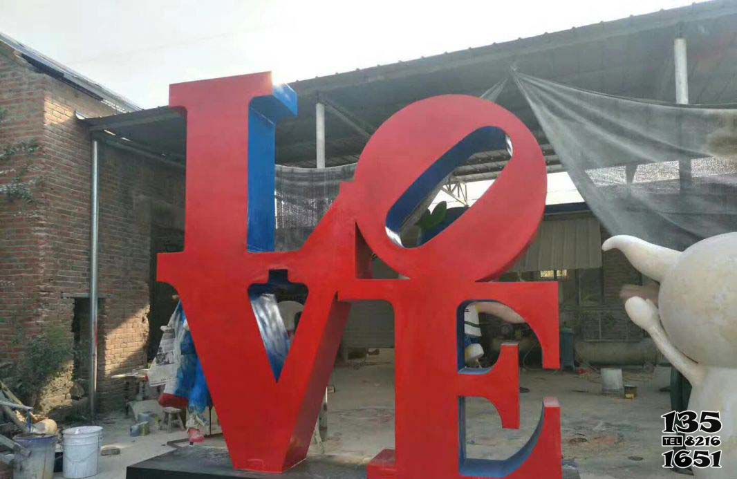 爱情雕塑-公园广场玻璃钢红色love爱情雕塑高清图片