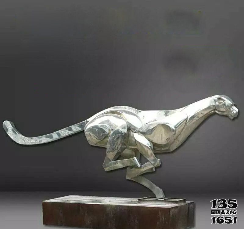 豹子雕塑-不锈钢镜面抛光奔跑的金钱豹雕塑高清图片