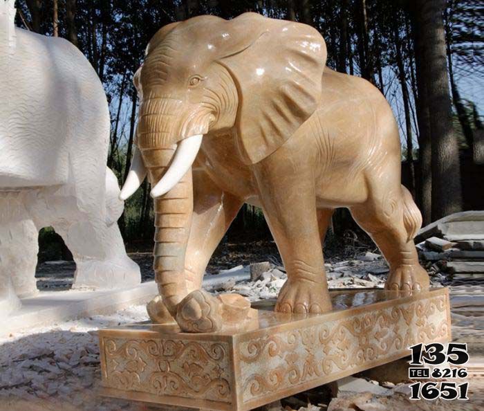 大象雕塑-公园黄蜡石石雕镇宅大象雕塑高清图片