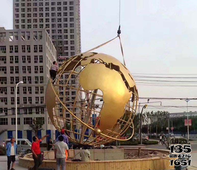 地球仪雕塑-城市广场创意不锈钢鎏金地球仪雕塑高清图片