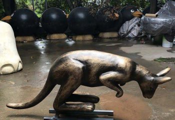 袋鼠雕塑-广场摆放一只不锈钢袋鼠雕塑