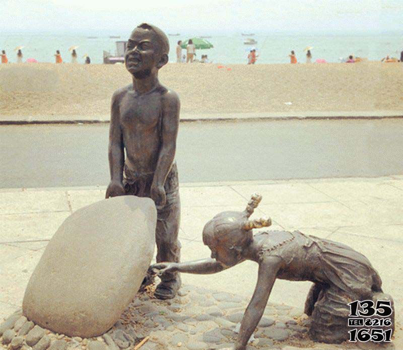 儿童雕塑-海边抬石头的小孩景观铜雕儿童雕塑