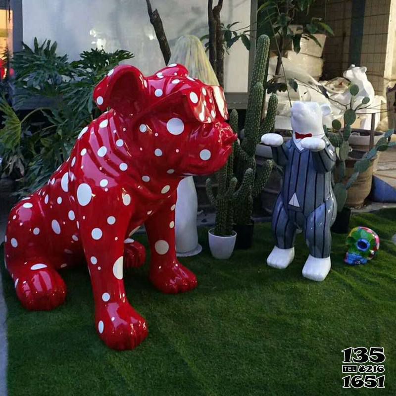 狗雕塑-儿童康泰乐园彩绘白色斑点坐姿玻璃钢狗雕塑高清图片