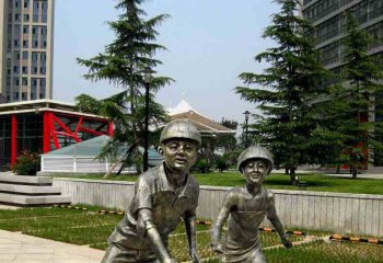 滑旱冰雕塑-城市公园摆放滑旱冰的男孩人物铸铜雕塑