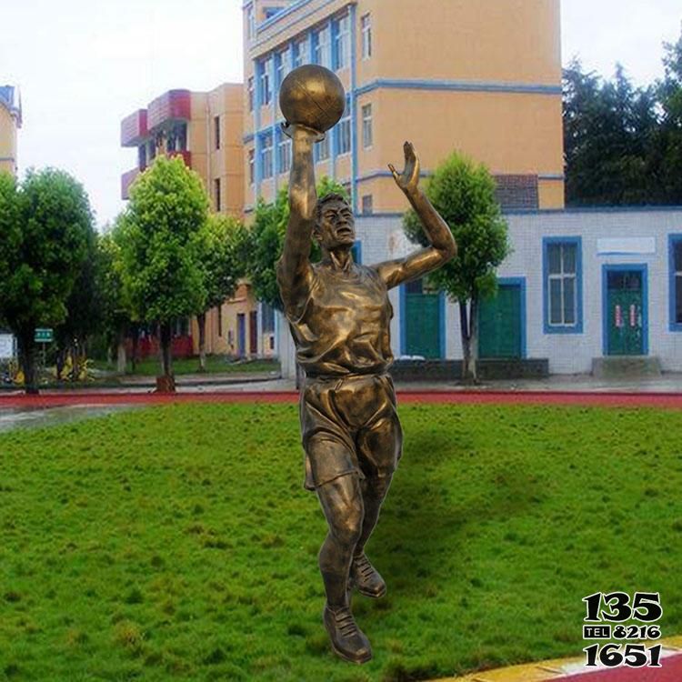 篮球雕塑-广场草坪摆放玻璃钢仿铜人物打篮球雕塑高清图片