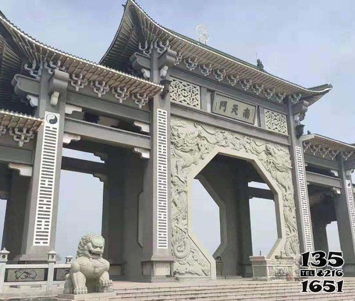 牌坊雕塑-景区南天门大型复式建筑斗拱石雕牌坊高清图片