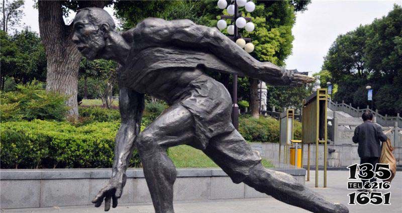 跑步雕塑-广场公园赛跑撞线的人物小品铜雕高清图片