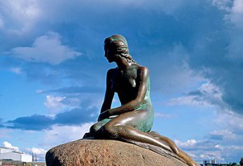 人物雕塑-海边不锈钢仿铜坐在石头上的人物雕塑