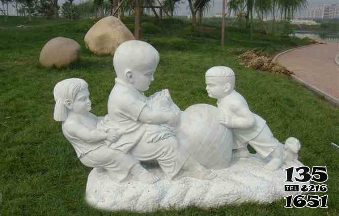 儿童雕塑-户外草坪汉白玉石雕拔萝卜的儿童雕塑高清图片