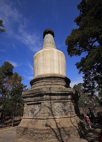佛塔雕塑-中国古代佛教汉白玉舍利塔高清图片
