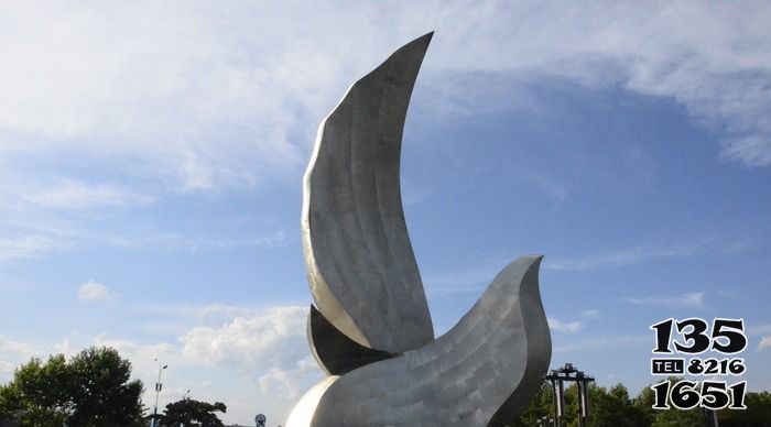鸽子雕塑-不锈钢抽象切面铸造锻造鸽子雕塑高清图片
