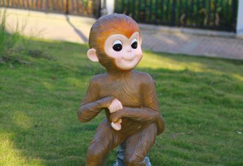 猴子雕塑-草地上坐着的玻璃钢创意猴子雕塑