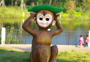 猴子雕塑-公园草地上摆放的头戴树叶的玻璃钢猴子雕塑
