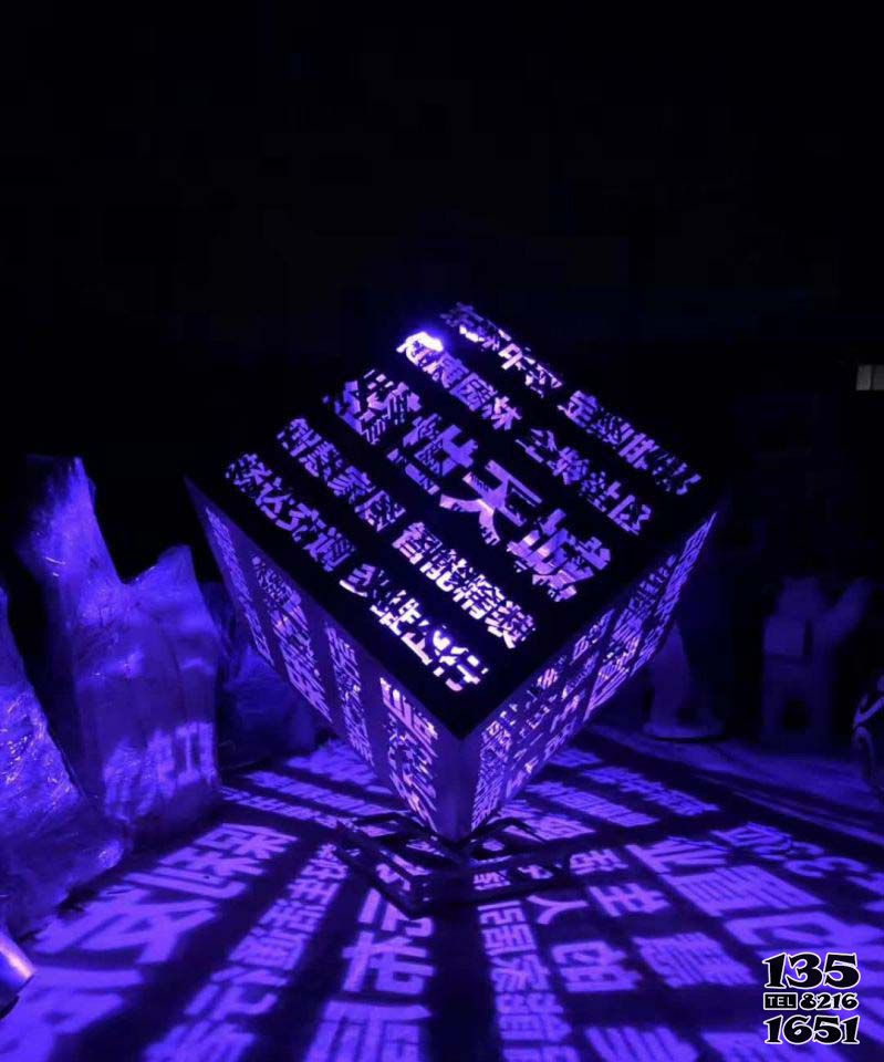 魔方雕塑-城市户外广场创意字体发光紫色魔方雕塑高清图片