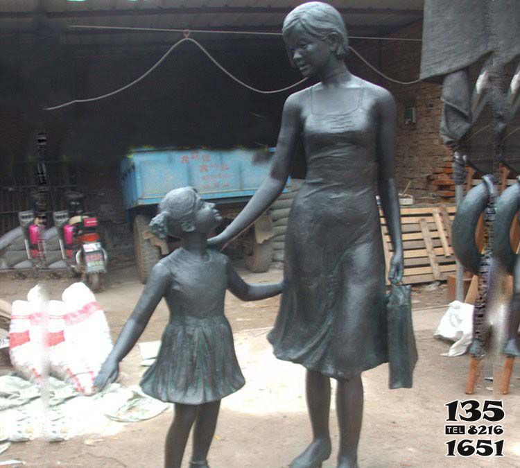购物人雕塑-校园公园摆放铸造小女孩和妈妈购物铸铜雕塑高清图片