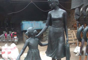 购物人雕塑-校园公园摆放铸造小女孩和妈妈购物铸铜雕塑
