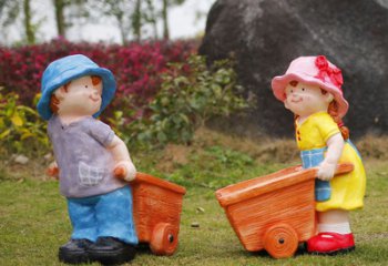 花园娃娃雕塑-公园玻璃钢仿真卡通童趣两个推车的花园娃娃雕塑