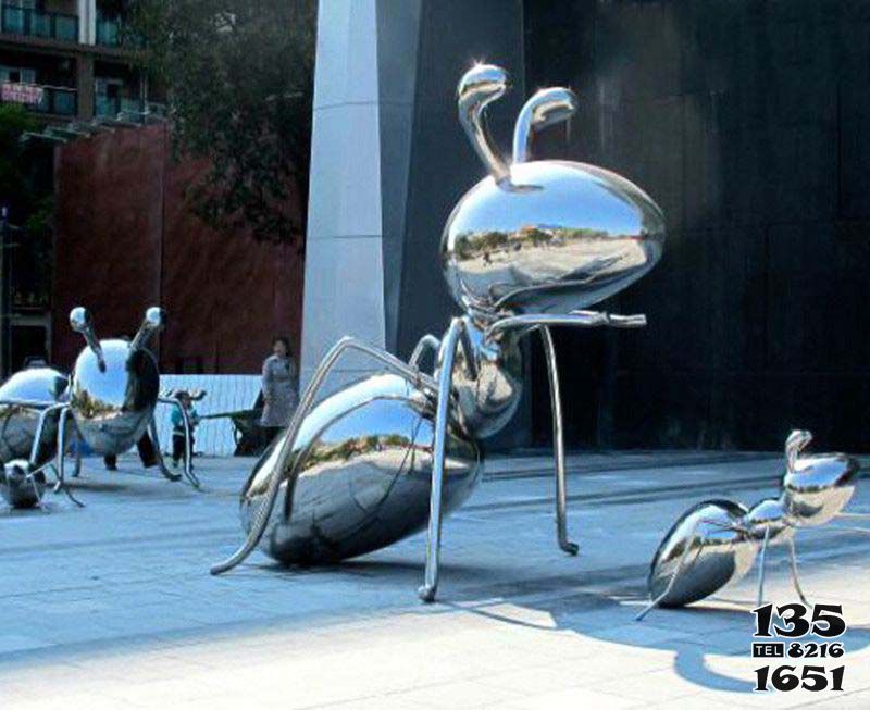 蚂蚁雕塑-步行街街边花园摆放镜面不锈钢蚂蚁雕塑高清图片