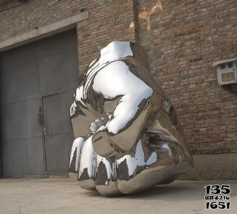 拳头雕塑-街道创意不锈钢力量拳头雕塑高清图片
