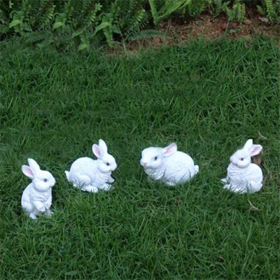 兔子雕塑-草坪四只玩耍的白色兔子雕塑高清图片
