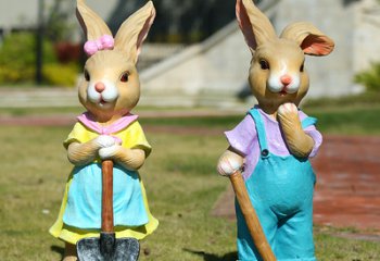 兔子雕塑-景区摆放两只劳动的玻璃钢兔子雕塑