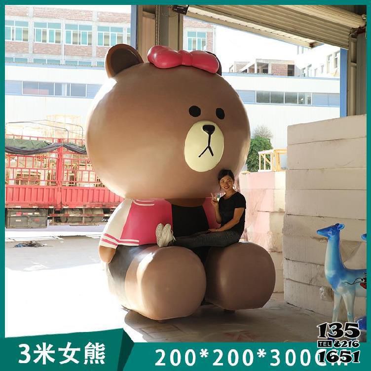 熊雕塑-大型商场卡通三米坐姿女熊玻璃钢雕塑高清图片