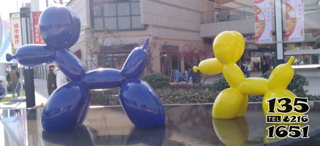 狗雕塑-广场大型卡通玻璃钢彩绘气球狗雕塑高清图片