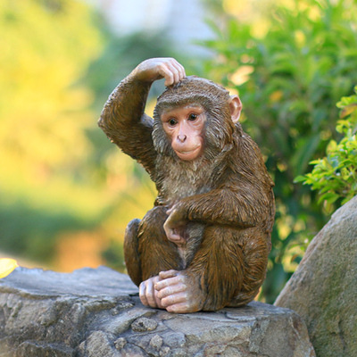 猴子雕塑-公园摆放的抓头的玻璃钢创意猴子雕塑高清图片