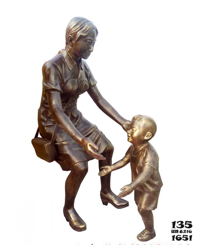 母子雕塑-景区公园摆放铜铸创意母子雕塑高清图片