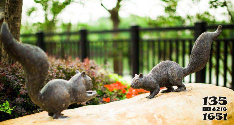 松鼠雕塑-花园中两只玩耍的玻璃钢松鼠雕塑高清图片