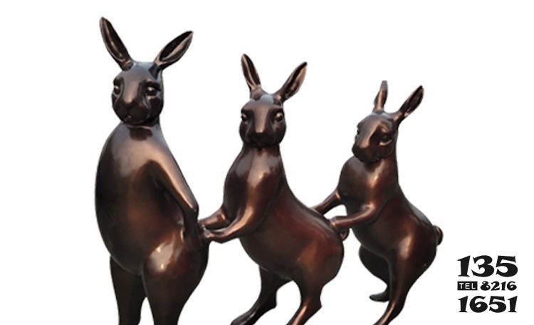 兔子雕塑-景区广场摆放三只不锈钢个性兔子雕塑高清图片