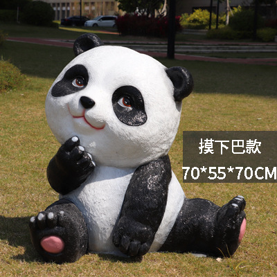 熊猫雕塑-酒店室外草坪摆放彩绘摸下巴的玻璃钢熊猫雕塑高清图片