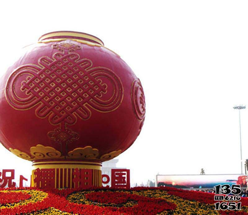 灯笼雕塑-广场摆放不锈钢彩绘中国结灯笼雕塑高清图片