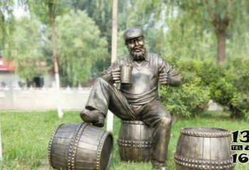 酒文化雕塑-户外广场坐在酒桶上的人物铜雕酒文化雕塑