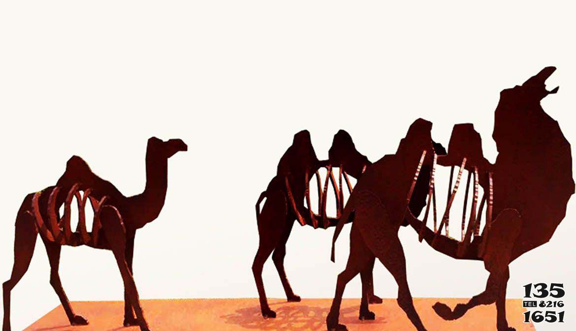 骆驼雕塑-街道上摆放的仰头长啸的不锈钢镂空骆驼雕塑高清图片