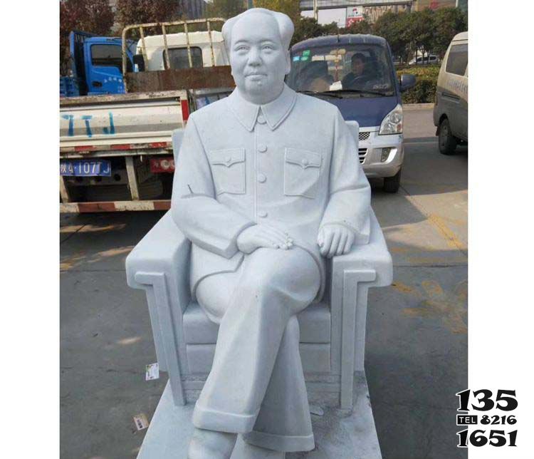 毛泽东雕塑-公园汉白玉石雕座椅休息的主席毛泽东雕塑高清图片