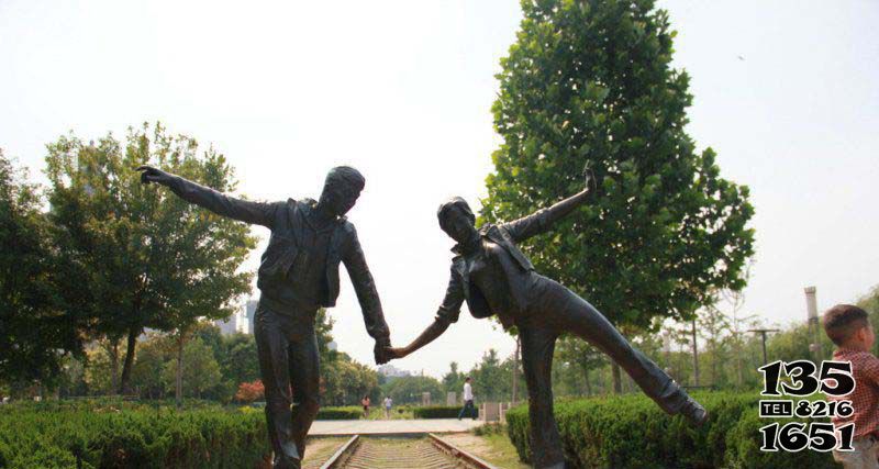 情侣雕塑-公园走火车道铜雕情侣雕塑高清图片