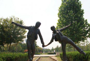 情侣雕塑-公园走火车道铜雕情侣雕塑