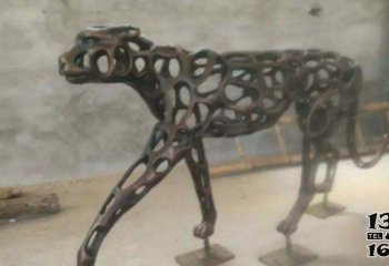 豹子雕塑-公园行走中的金钱豹镂空仿铜创意雕塑