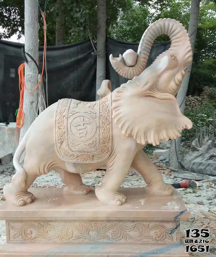 大象雕塑-晚霞红石雕景区创意玩耍的大象雕塑高清图片