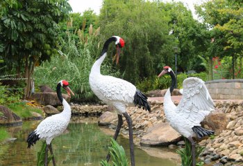 丹顶鹤雕塑-玻璃钢彩绘仿真动物景观装饰品池塘边上的丹顶鹤雕塑