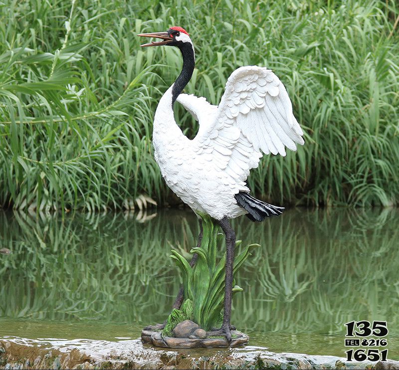 丹顶鹤雕塑-玻璃钢彩绘户外池塘丹顶鹤雕塑高清图片