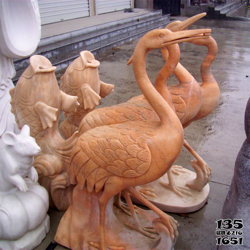 丹顶鹤雕塑-公园庭院大型动物景观晚霞红石雕丹顶鹤雕塑高清图片