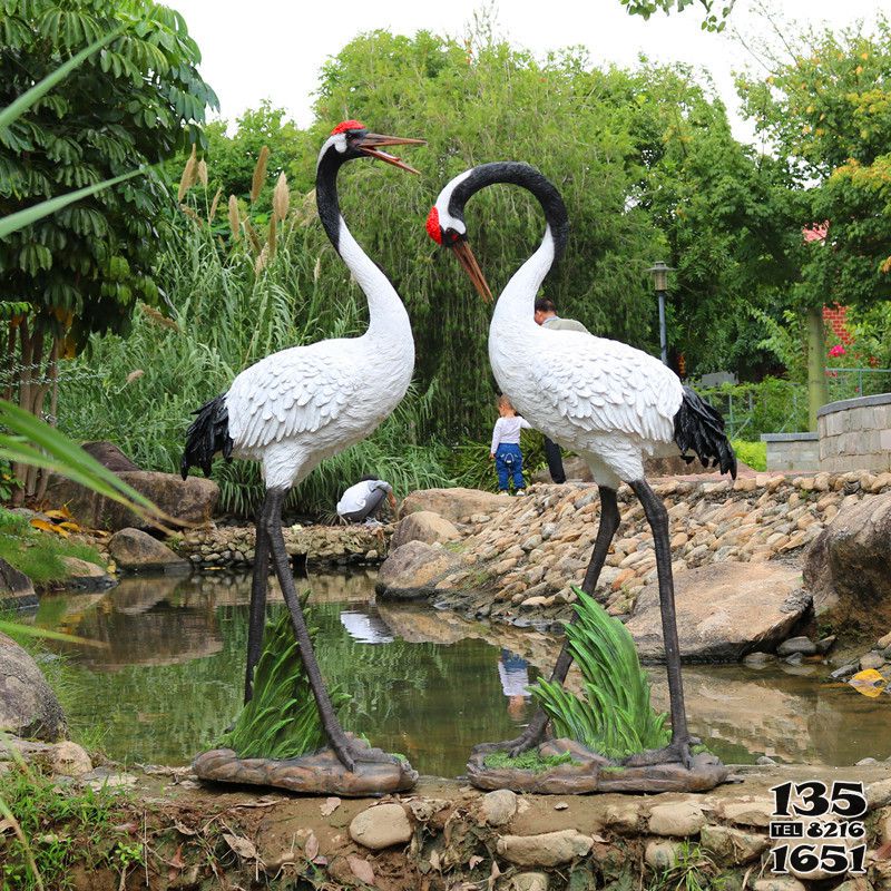 丹顶鹤雕塑-户外池塘玻璃钢两只彩绘丹顶鹤雕塑高清图片