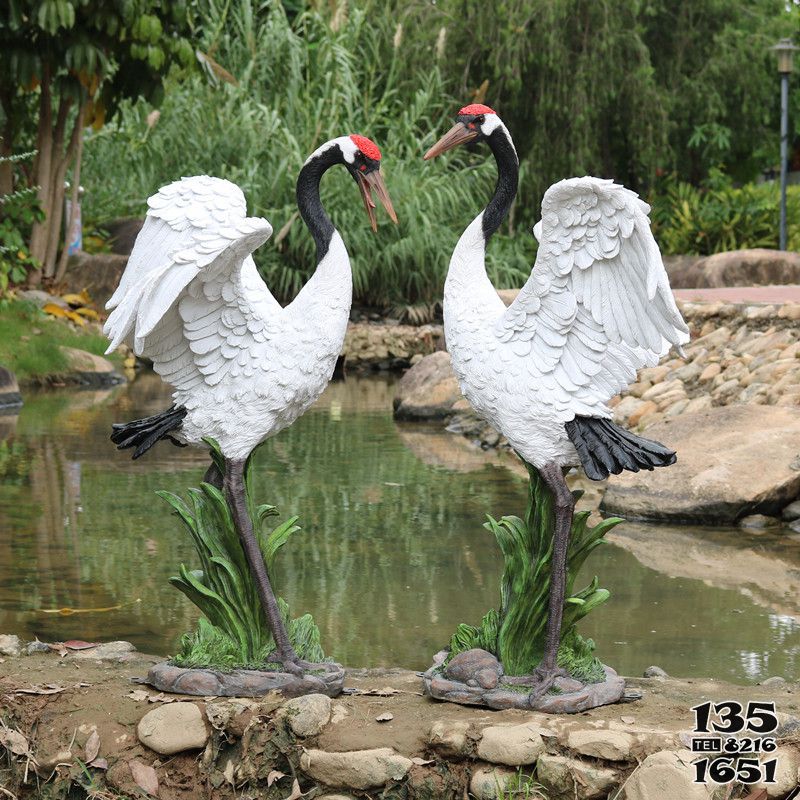 丹顶鹤雕塑-户外池塘创意玻璃钢爱心造型丹顶鹤雕塑高清图片