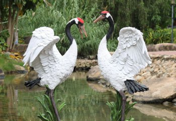 丹顶鹤雕塑-户外池塘创意玻璃钢爱心造型丹顶鹤雕塑