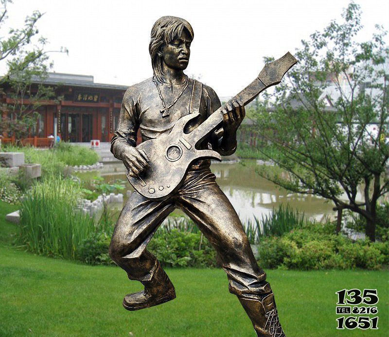 弹奏人物雕塑-弹吉他的人物铜雕弹雕塑高清图片