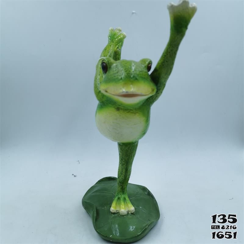 青蛙雕塑-室外玻璃钢一只飞舞的青蛙雕塑高清图片